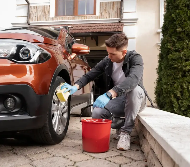 Lavage auto à domicile Lamonzie-Montastruc : professionnel intervenant sur un véhicule